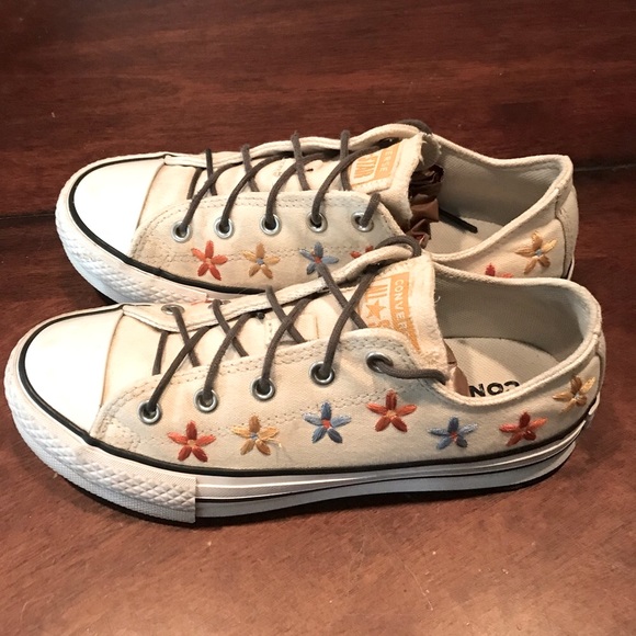 Converse $110 Chuck Taylor All Star Embroidered Flowers 671105C Big Kids Size 3 - Picture 5 of 10